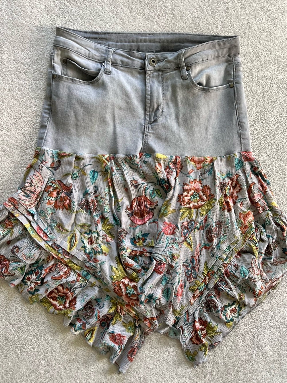 Articles of Society RARE Light Gray Denim Floral Ruffle Hem Size 27 Midi 14.5” W